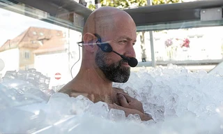 Người đàn ông lập kỉ lục ngâm mình trong 200 kg đá lâu nhất chỉ với 1 chiếc quần bơi