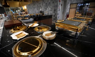 Showbiz 29/11: 'Bên trong khách sạn dát nhiều vàng nhất thế giới' ở Hà Nội lên báo Anh