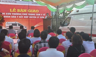 Lễ trao tặng xe cứu thương cho Trung tâm Quân Dân Y huyện đảo