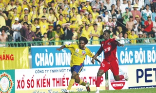 Đồng Tháp không dễ bị B.BD (đỏ) khuất phục. Ảnh: Tường Vũ