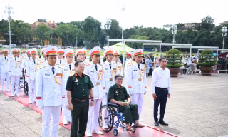Thương binh, người có công với cách mạng vào Lăng viếng Chủ tịch Hồ Chí Minh