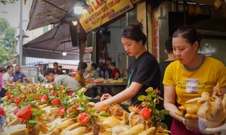 Gà ngậm hoa hồng là mặt hàng bán chạy nhất ở chợ Hàng Bè, phố Gia Ngư (quận Hoàn Kiếm, Hà Nội) dịp Rằm tháng Bảy.