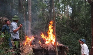 Đốt lều lán của người đào thạch anh. Ảnh: Hoàng Lam