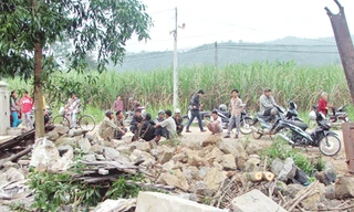 Ôtô đâm vào sân, nam sinh lớp 9 tử nạn