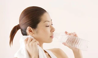 Khát nước dài ngày có thể là triệu chứng bệnh lý