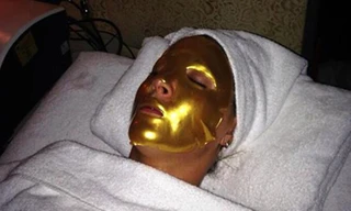 Người mẫu đắp mặt nạ vàng 24 carat làm đẹp