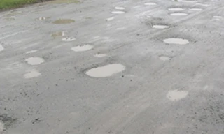 Quốc lộ mới làm ổ gà nham nhở