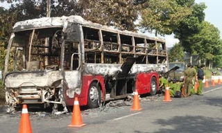 Xe khách bốc cháy trơ khung, 43 người thoát chết