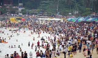 Bãi biển Đồ Sơn chật kín khách tắm biển ngày hè năm 2020. Ảnh: Nguyễn Hoàn