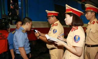 Cảnh sát kiểm tra nồng độ cồn nhân viên chắn đường sắt ở Hà Nội.