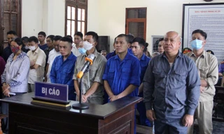 Phạm Văn Thủy (ngoài cùng bên phải ảnh) và các bị cáo tại tòa.