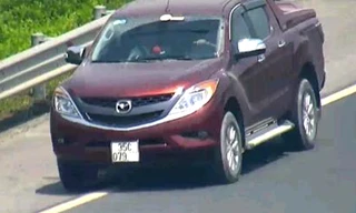 Phạt 17 triệu đồng, tước bằng 6 tháng tài xế lái ôtô lùi trên cao tốc