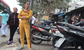 Bãi trông xe lấn vỉa hè 'bủa vây' bến xe Giáp Bát