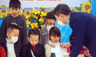 Trao tặng học bổng, tủ sách, sân chơi cho trẻ em trên đảo Bạch Long Vỹ