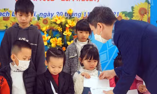 Trao tặng học bổng, tủ sách, sân chơi cho trẻ em trên đảo Bạch Long Vỹ