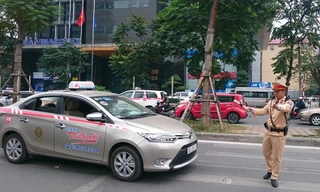 Cảnh sát dừng xe, xử phạt tài xế lần làn buýt nhanh.