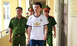 Bác sĩ Hoàng Công Lương tại cơ quan điều tra.