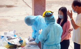 Lực lượng y tế kiểm tra những người liên quan ca mắc COVID-19.