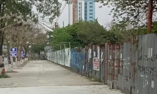 Một góc khu đất rộng 9.165m2 trên phố Lê Hồng Phong.