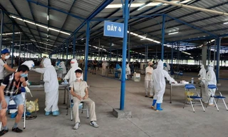 Lực lượng y tế lấy mẫu xét nghiệm công nhân. Ảnh: Minh họa