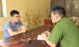 Bị can Trần Văn Luân và tang vật bạo hành vợ tại cơ quan công an.