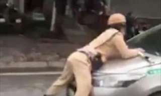 Tạm giữ hình sự tài xế taxi hất tung CSGT lên nắp capo rồi bỏ chạy