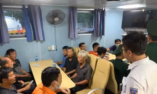 Cứu 10 người trôi dạt trên biển do đắm tàu tại Hải Phòng