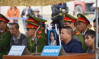 Người thân mang di ảnh nữ sinh tới tòa.