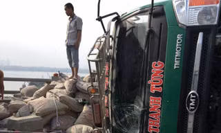 Xe tải lật nghiêng, cầu Thanh Trì ùn tắc dài