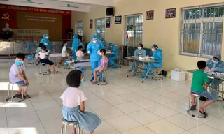 Lực lượng y tế TP Hải Dương lấy mẫu xét nghiệm cho học sinh.