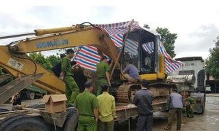 ổ công tác kiểm tra chiếc máy xúc - Ảnh: Facebook