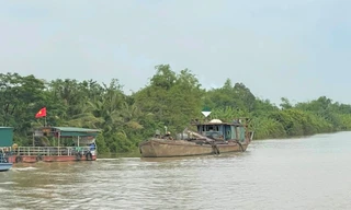 Khai thác cát trái phép, 5 người bị tịch thu tàu, phạt hơn 120 triệu đồng