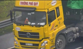 Hình ảnh xe đầu kéo di chuyển lùi trên cao tốc Hà Nội - Hải Phòng.