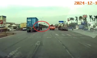 Va chạm với container, 2 mẹ con tử vong 