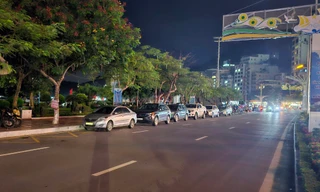 Tuyến phố trung tâm thị trấn Cát Bà tối 26/8. Ảnh: L.S