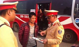 Cơ quan chức năng làm việc với tài xế Hòa.