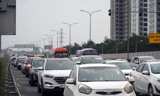 Người dân trở lại Hà Nội sau Tết, cao tốc Pháp Vân - Cầu Giẽ tắc dài