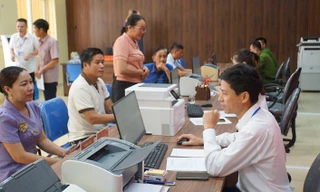 Đặc khu Cát Hải làm xuyên trưa hỗ trợ thủ tục cho người dân trên đảo