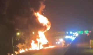 Cháy xe bồn chở xăng trên cao tốc Hà Nội - Hải Phòng 