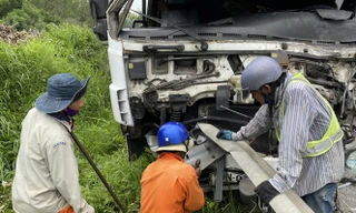 Lực lượng chức năng tại hiện trường vụ tai nạn.