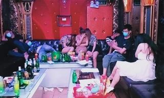 Cảnh sát bắt quả tang nhóm thanh niên mở tiệc ma túy trong quán karaoke New 5 sao tại huyện An Dương, TP Hải Phòng.