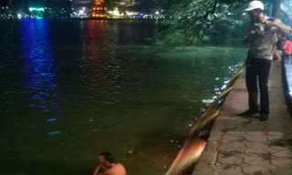 Người đàn ông nghi 'ngáo đá' nhảy xuống hồ Gươm... tìm con