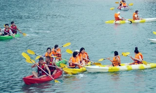 Hàng vạn người ngắm vịnh, tắm biển Cát Bà 