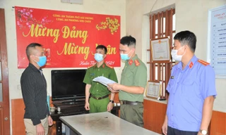 Cơ quan điều tra đọc lệnh khởi tố, bắt tạm giam đối với Đào Anh Tuấn. Ảnh: CAHD