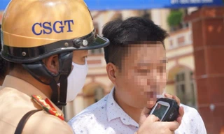 CSGT dùng ống thổi một lần kiểm tra nồng độ cồn tài xế.