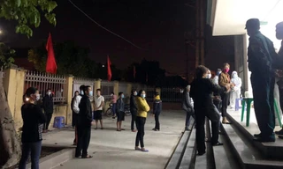 Lực lượng y tế xuyên đêm lấy mẫu xét nghiệm người dân tối 20/2. Ảnh: DPT Hai Dương