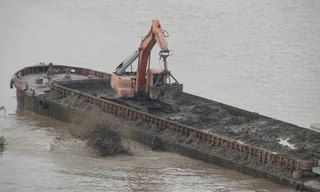 Vụ tàu xả thải xuống sông Hồng: Điều chuyển 3 CSGT