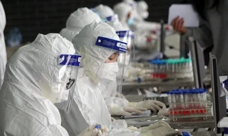 Lực lượng y tế Hải Dương lấy mẫu xét nghiệm cho người dân.