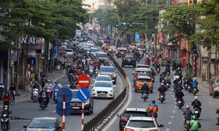 Phố phường Hà Nội nhộn nhịp trở lại trước ngày hết cách ly xã hội