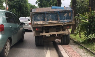 Hãi hùng chứng kiến xe tải làm 'xiếc' trên vỉa hè Hà Nội